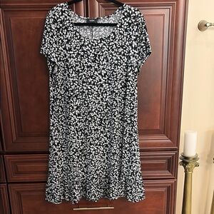MSK Black & White Floral Short-Sleeve Swing Dress